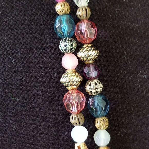 Beautiful beaded necklace with round medallion - Picture 3 of 7